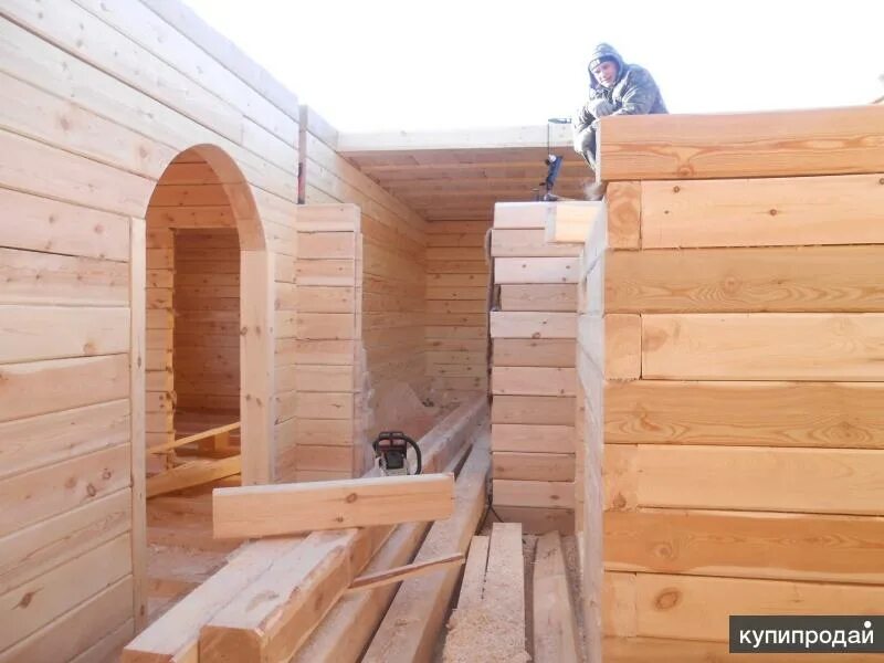 Брус дом плотник. Арка в доме из бруса. плотники дом из бруса. арка в деревянном доме из бруса. дом баня из бруса.