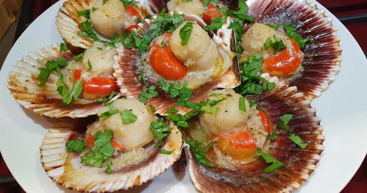 Ракушки с чесноком. Гребешок с икрой на раковине. Закуска с гребешками. Блюдо "Ракушка". Морской гребешок закуска.