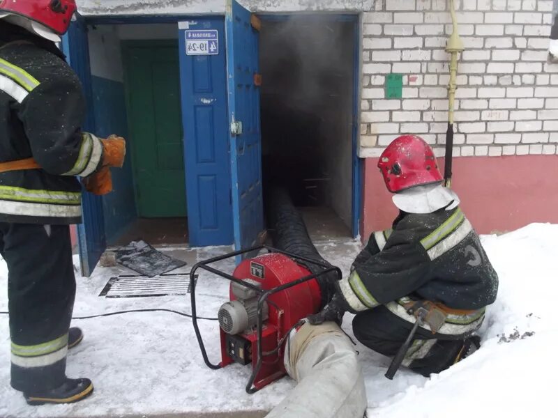 Тушение пожаров в этажах зданий. Пожар в подвале жилого здания. дымосос пожарный. тушение пожаров в подвалах. тушение пожаров в подвальных помещениях.