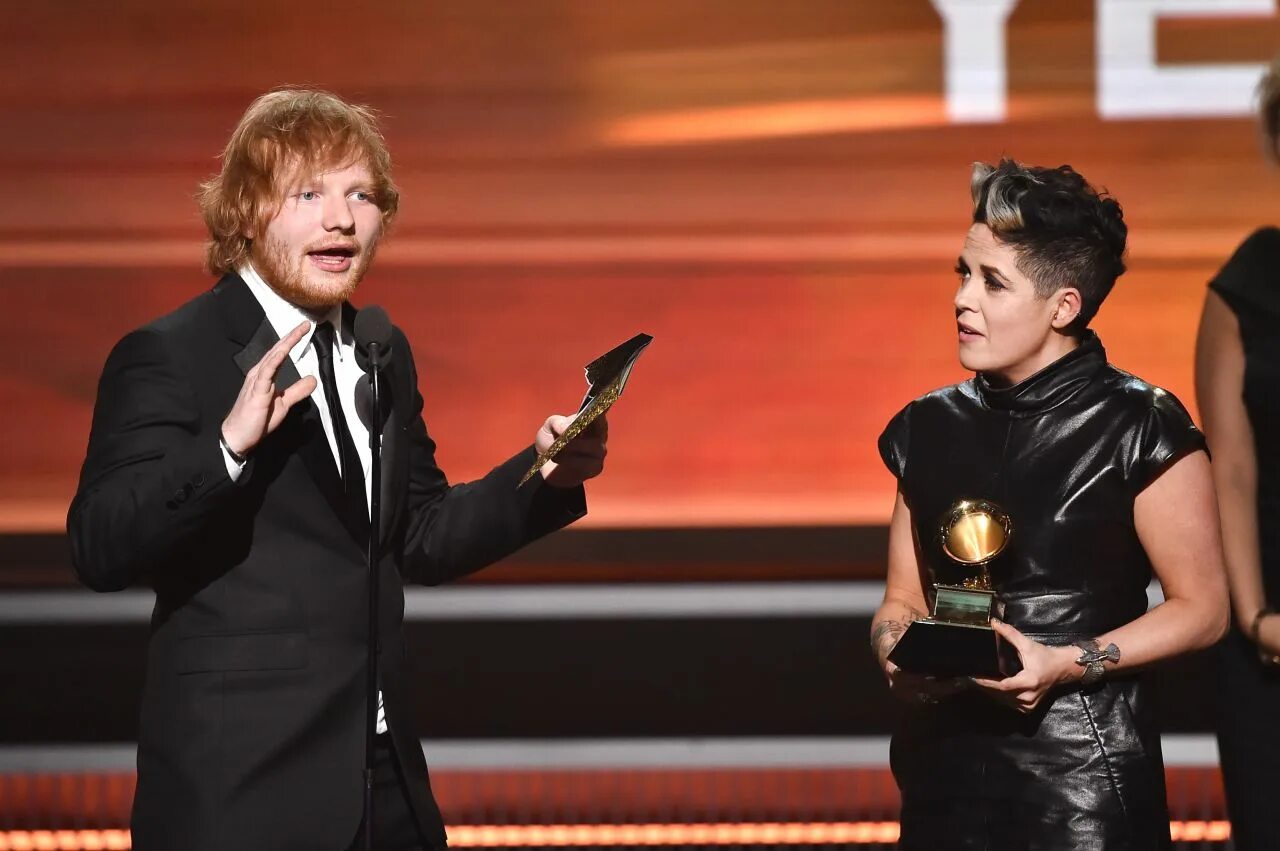 Британский рыцарь получивший грэмми 16 раз. Эд ширан грэмми. ed sheeran grammy awards 2016 sheeran. эд ширан вручение грэмми. amy wadge.