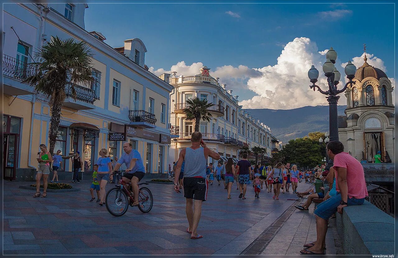 Летняя ялта. Крым Ялта набережная. Крымская улица Ялта. Улица Ялта набережная. Ялта набережная лето.