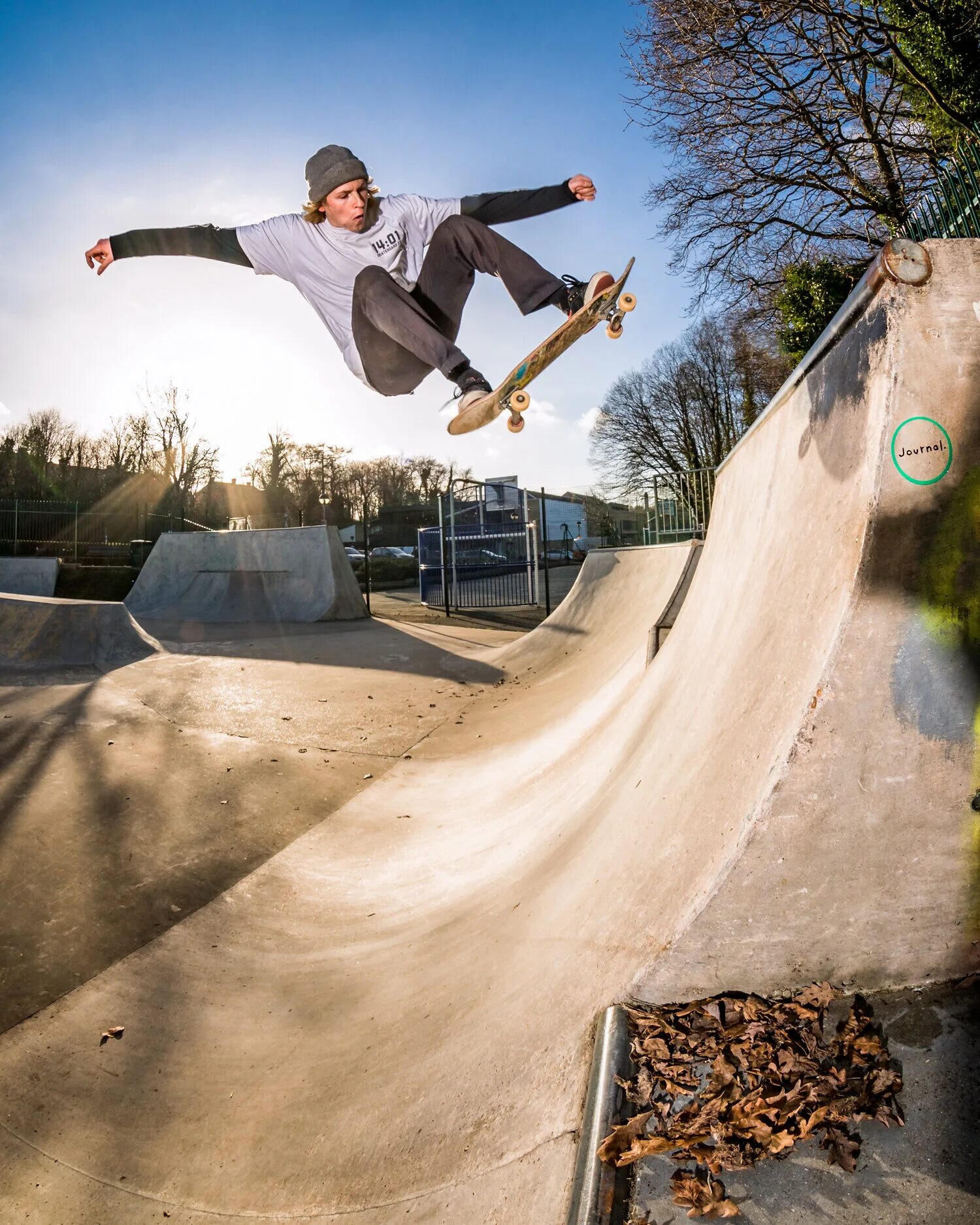 He is skating. Тони Хоук скейтбордист. Тони Хоук трюки. Тони Хоук на скейте. Скейт парк Тони Хоук.