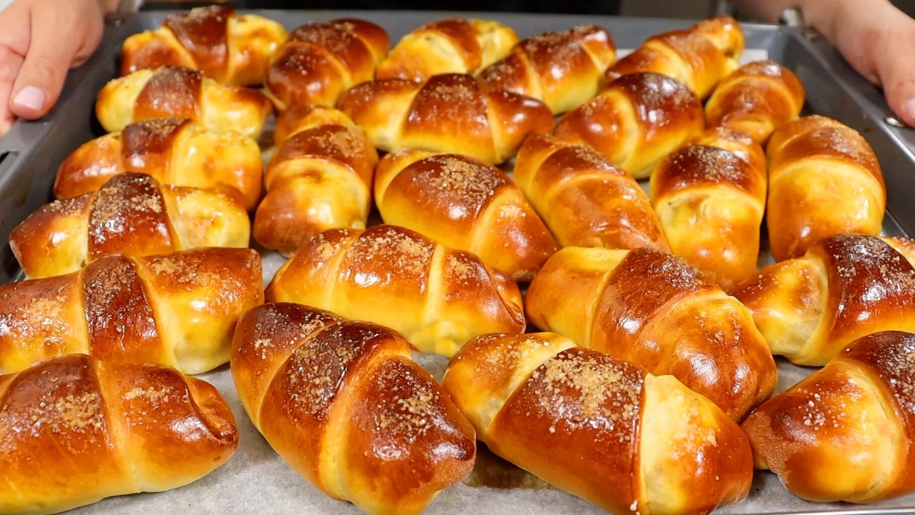 Сахарные булочки. Плюшки с яблоком. Сдобная дрожжевая выпечка рецепт. Сдобная дрожжевая выпечка рецепт. Сдобная выпечка.