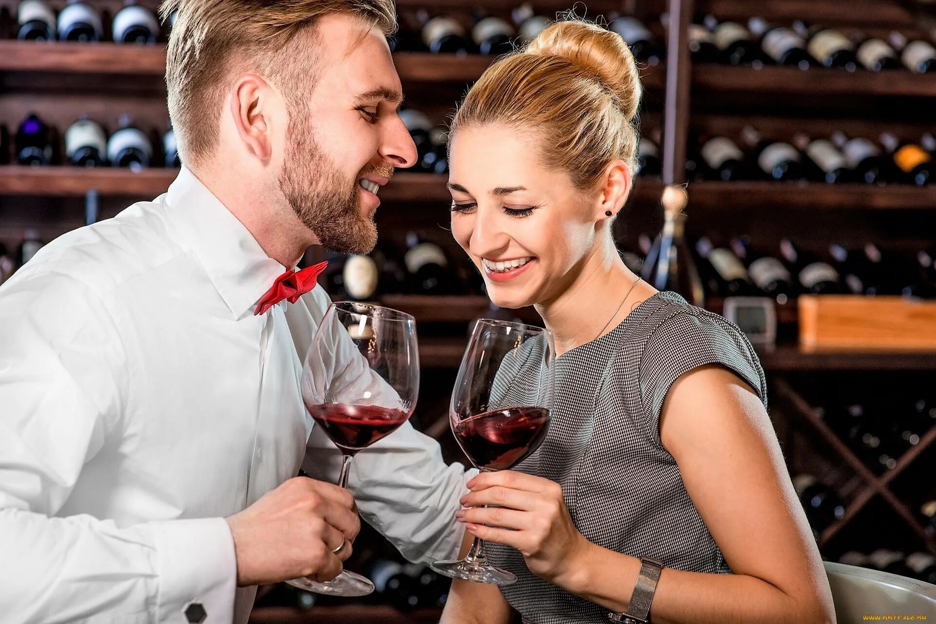 Пара бокалов вина. Мужчина женщина вино. Женщина в ресторане. Мужчина и женщина с бокалом вина. Влюбленная пара с вином.