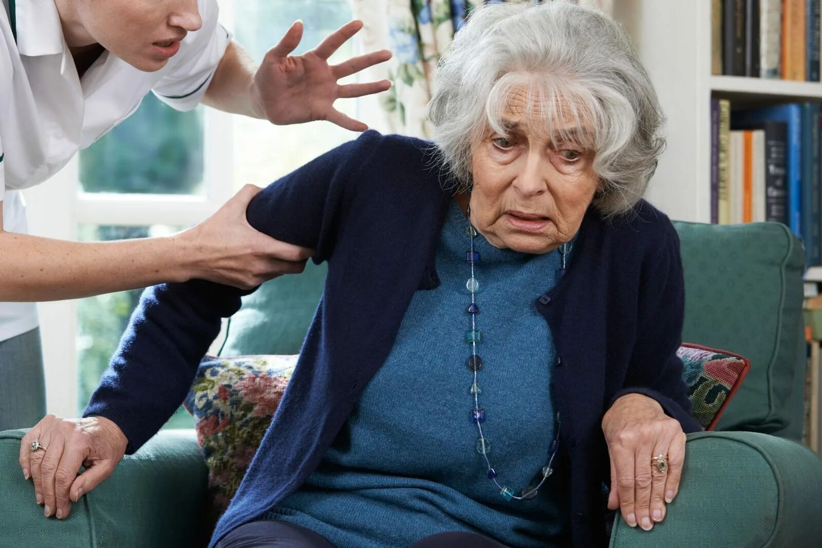 Насилие над пожилыми людьми. Жестокое обращение с пожилыми. Домашнее насилие пожилые. Насилие над пожилыми людьми. Насилие пожилых.