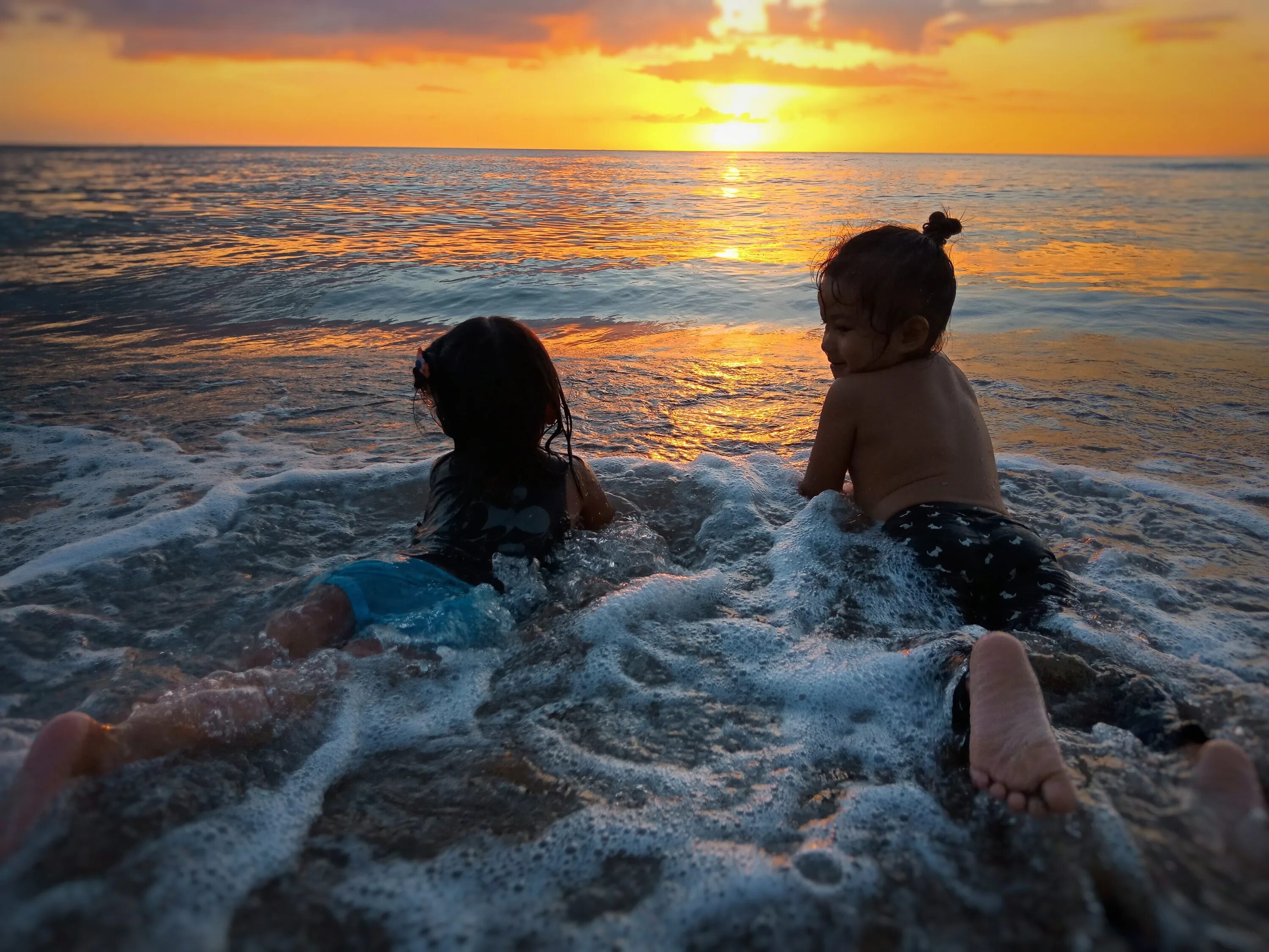 Девушкк двое детей на море. Сестрички на пляже девочки. Малыш вечером у моря. Дети вечером летом.