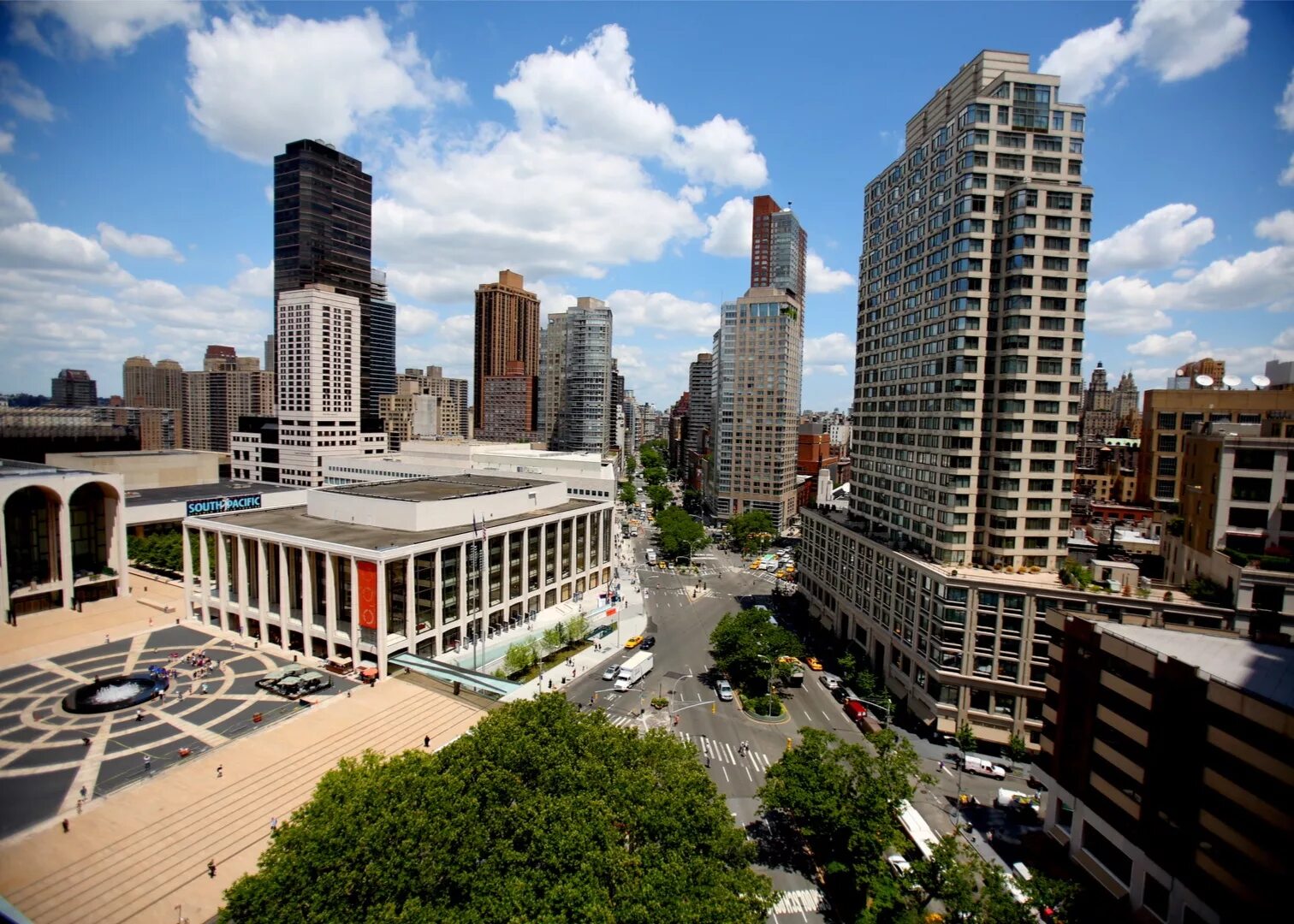 Линкольн центр. Нью-йорк linkoln center. lincoln center new york. lincoln center new york green. линкольн центр в нью-йорке фото.