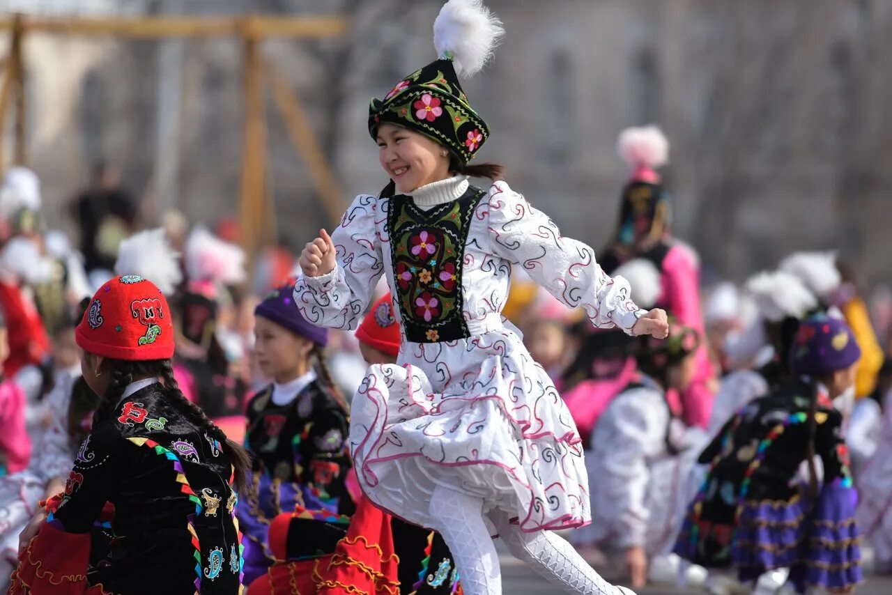 С праздником нооруз картинки. Нооруз Киргизия. Нооруз в Кыргызстане для детей. Традиции Нооруз Киргизия. Праздник Навруз в Киргизии.