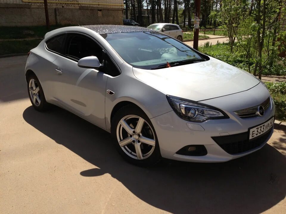 Ласточка машина. Opel Astra GTC Magnetic Silver 2006. Opel Astra GTC серая с черной крышей. Ласточка машина современная.