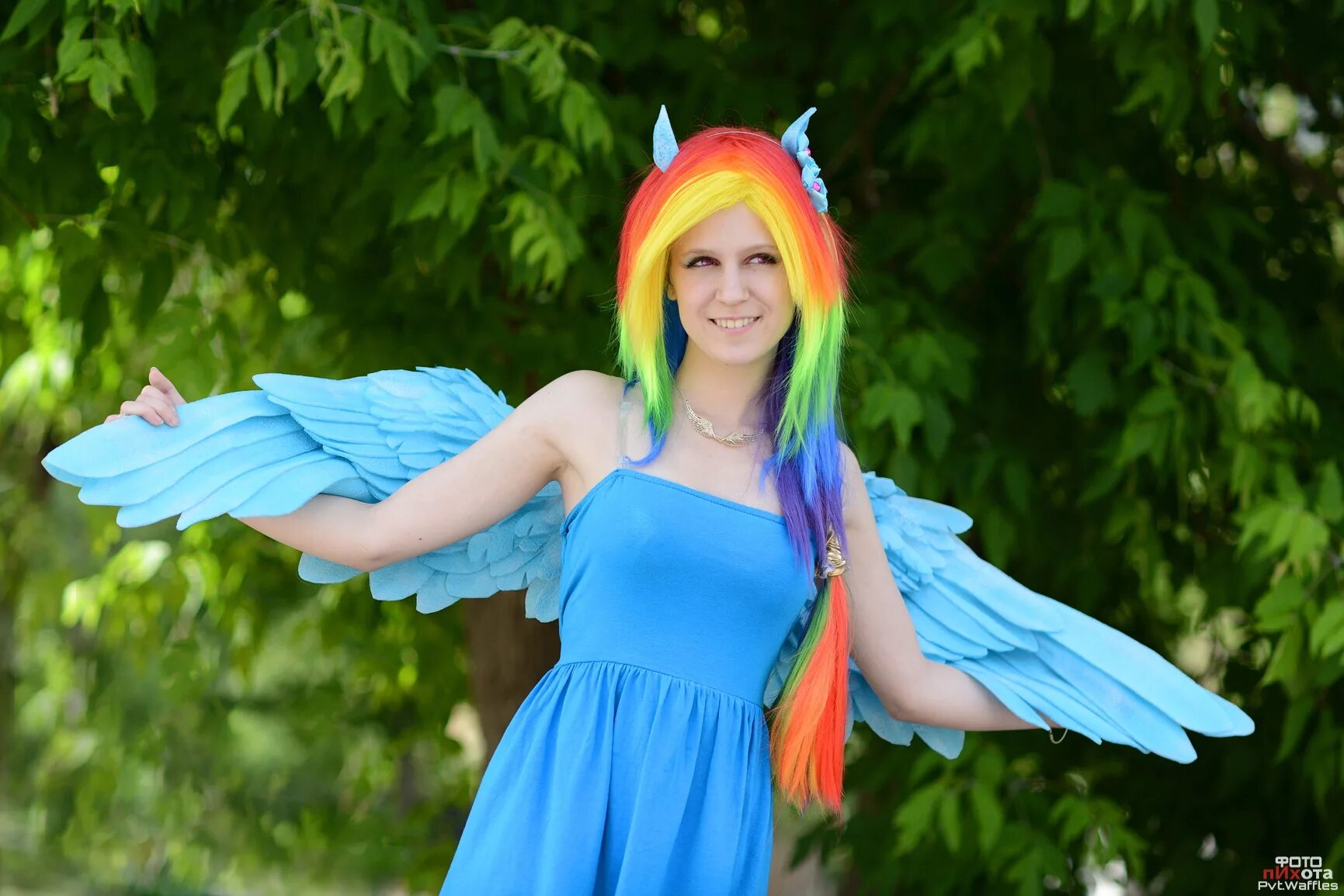 Dash cosplay. Косплей Рейнбоу Дэш. Пони Радуга Дэш косплей. Rainbow Dash косплей. Косплей пони.