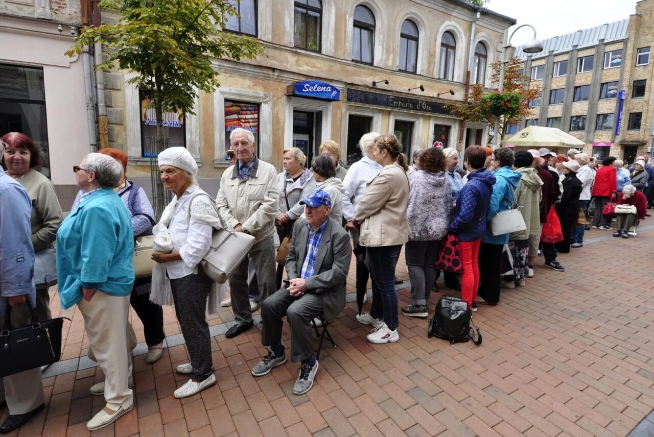 В первую очередь в соответствии. Пенсионеры в очереди. Очередь из пенсионеров. Очередь из пожилых. Очередь в банк.