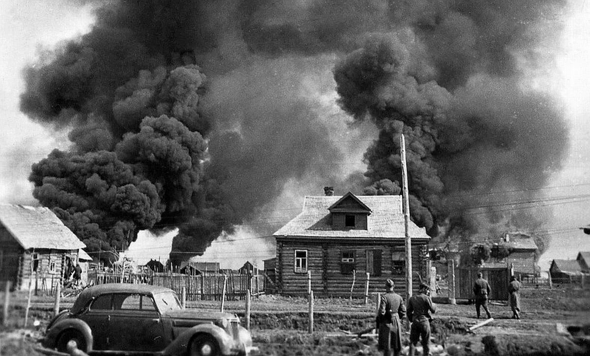 Фашистская деревня. Немецкие солдаты 22 июня 1941. Начало войны 1941 сожжённые города сёла. Сожженные города и деревни в ВОВ 1941-1945г. Сожженные города и села ВОВ.