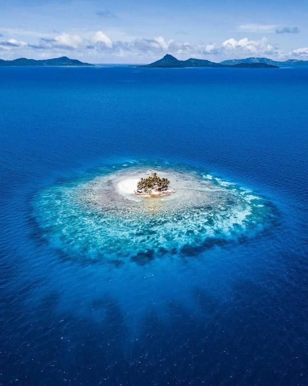 Остров человек в океане. Лагуна Чуук. Маршалловы острова. Остров Чуук. Остров в океане.