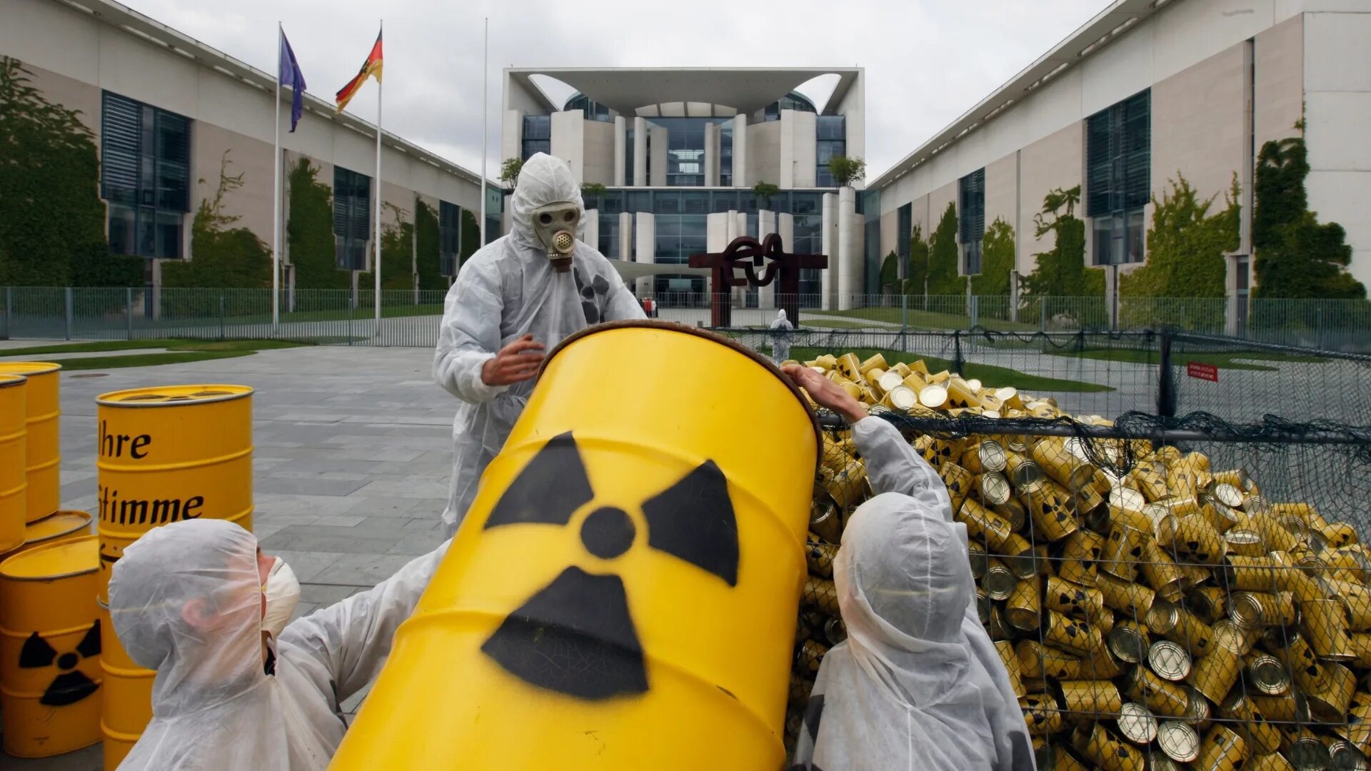 Тэс сша. Атомная энергетика отходы. Бочки с химикатами. Золы и шлаки тэс. Атомная энергия аэс.