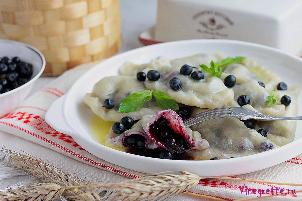 Вареники с черникой. Польские пироги pierogi. Вареники жареные с черникой. Черника по польски.