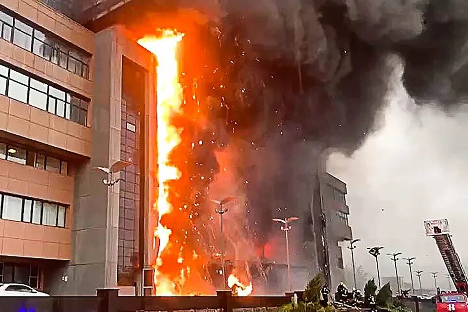 Пожар в дата центре. Пожар в бизнес-центре "Гранд Сетунь Плаза". БЦ Сетунь пожар. Гранд Сетунь Плаза бизнес-центр. БЦ Гранд Сетунь Плаза пожар.