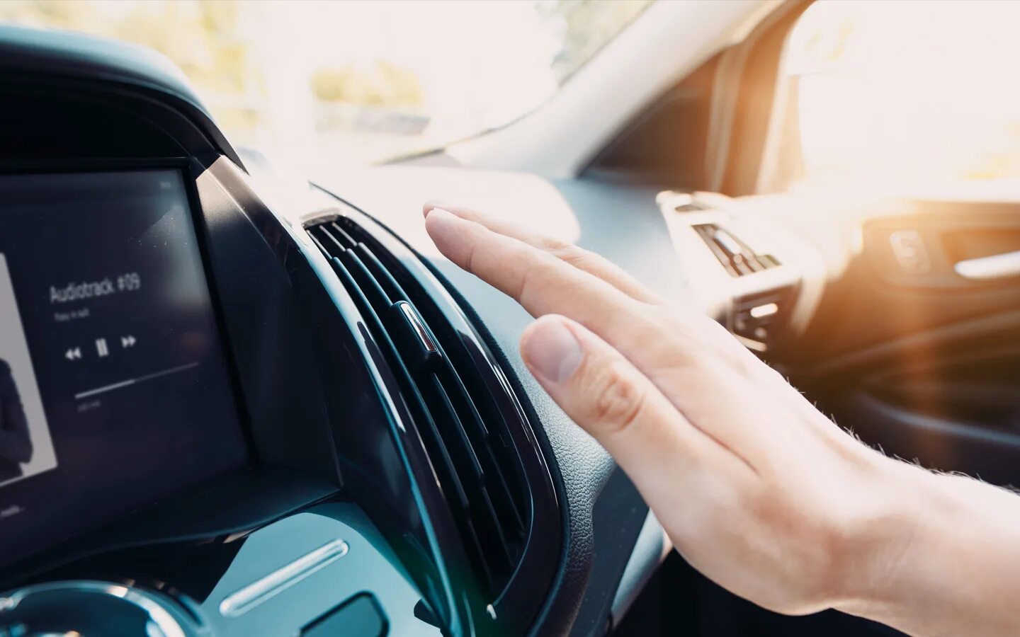 Рука с пультом. Air in car. Кондиционер для салона автомобиля. Car air conditioner. Air in car.