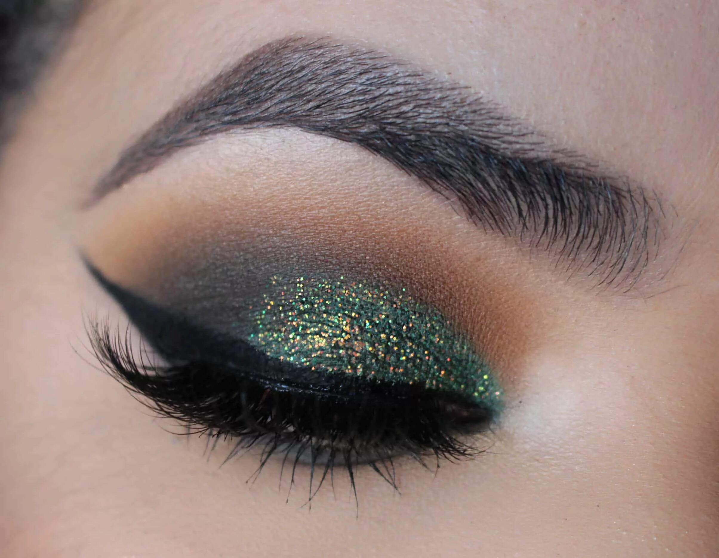 Макияж с зелеными блестками. Макияж с зелеными тенями и блестками. Смоки с зелеными тенями. Смоки айс с зелеными тенями. Макияж серебристый смоки айс.