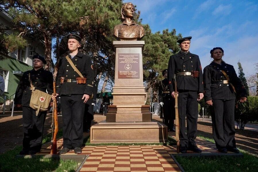 Севастополь открытый город. Памятник Екатерине Деминой в Севастополе. Севастополь памятник морской пехоте. Морская пехота Черноморского флота Севастополь. Памятник морским пехотинцам в Севастополе.