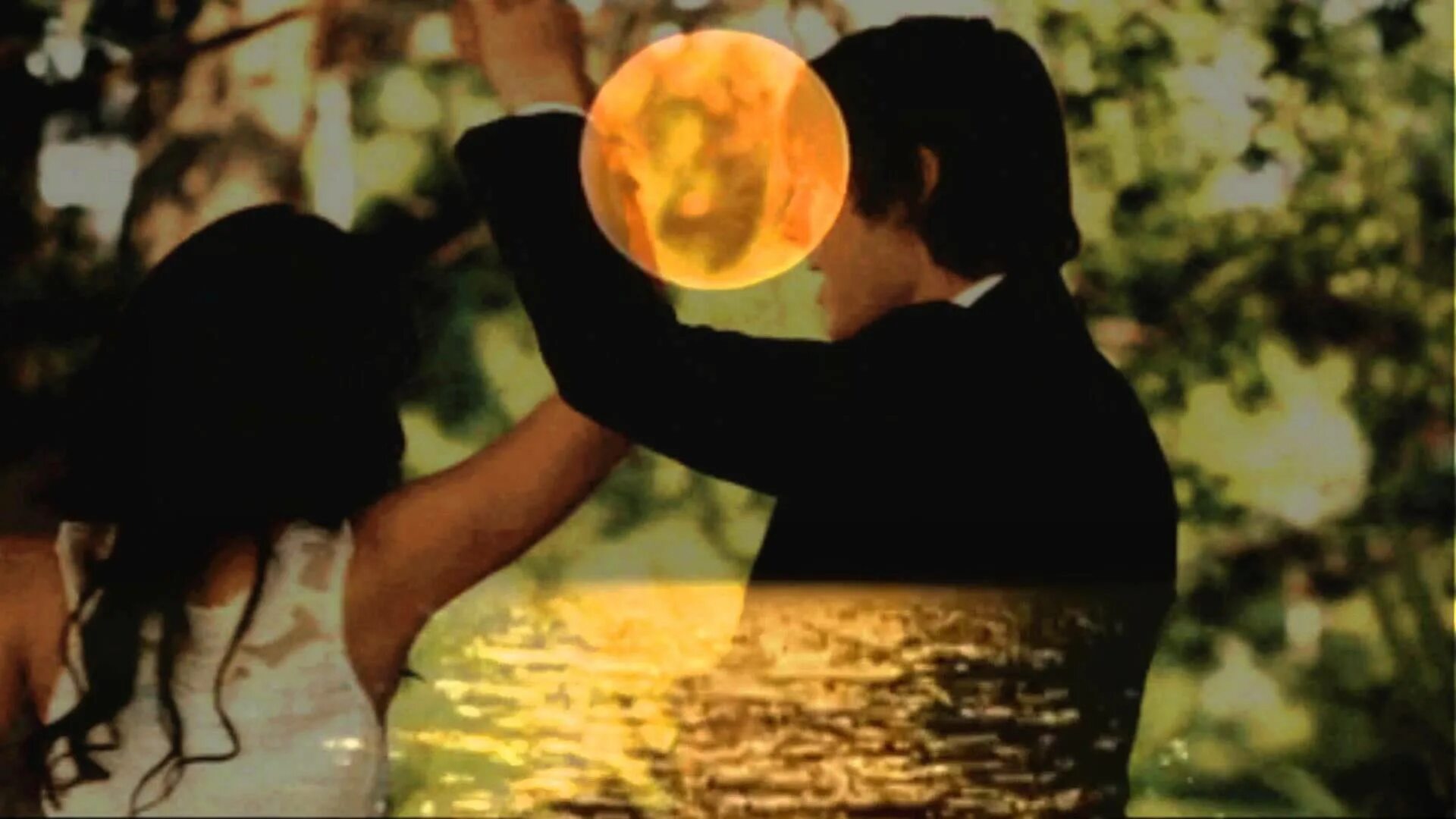 пацаны и девчонки песня. пары влюбленные с гитарой. силуэт пары на закате. человек в наушниках. парень с гитарой и девушка.