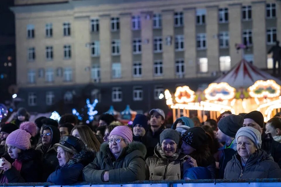 Новый год в орловской области. Толпа людей праздники на новый год. Толпа людей праздник 2019. Скопление людей в Нижнем Новгороде. Новогодняя вечеринка 2022 толпа людей.