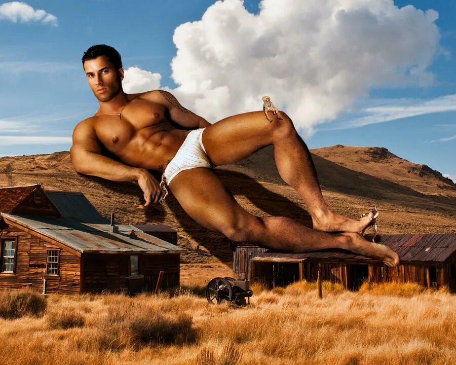 Великаны мужчины в городе. Мускулистые гиганты. Гигант мужик. 155 кг. Мужчина гигант.