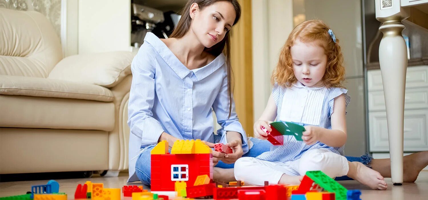 Мама играет маленький. Игрушки для детей. Играющий ребенок. Дети раннего возраста. Дети от 1 до 3 лет.