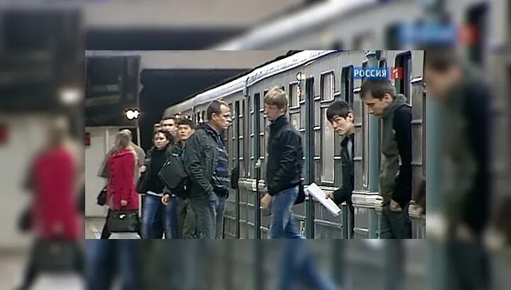 Авария на нагатинской набережной. Машина упала в речку. Авария на нагатинской набережной сегодня. Нагатинская упал человек. В климовске парень упал с многоэтажки.