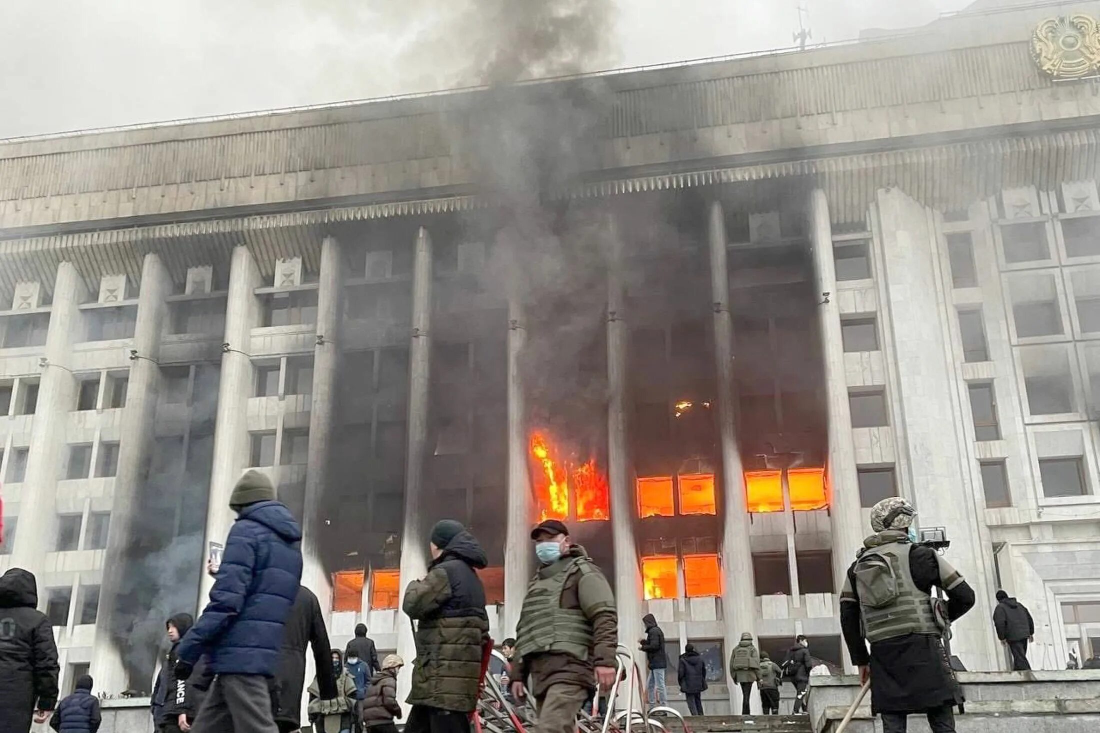 Нападение на здание. Алматы протесты 2022. Алматы митинг 2022. Алма Ата протесты. Беспорядки в Казахстане 2022.