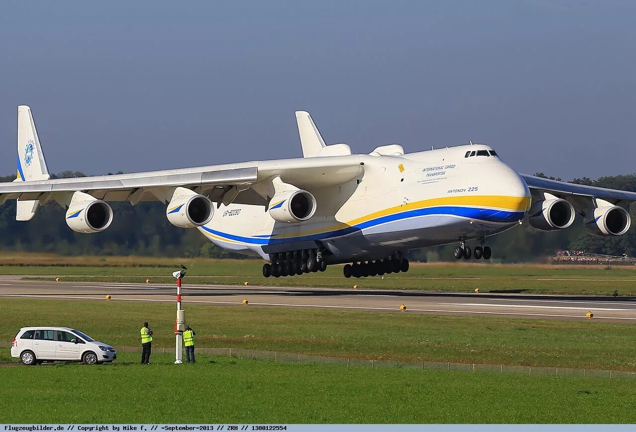 Самый большой самолет в мире ан-225 мрия. Самый большой самолет в мире ан-225 мрия. Самый большой самолет в мире. Ан-225 мрия в бишкеке. Мрия самолет посадка.