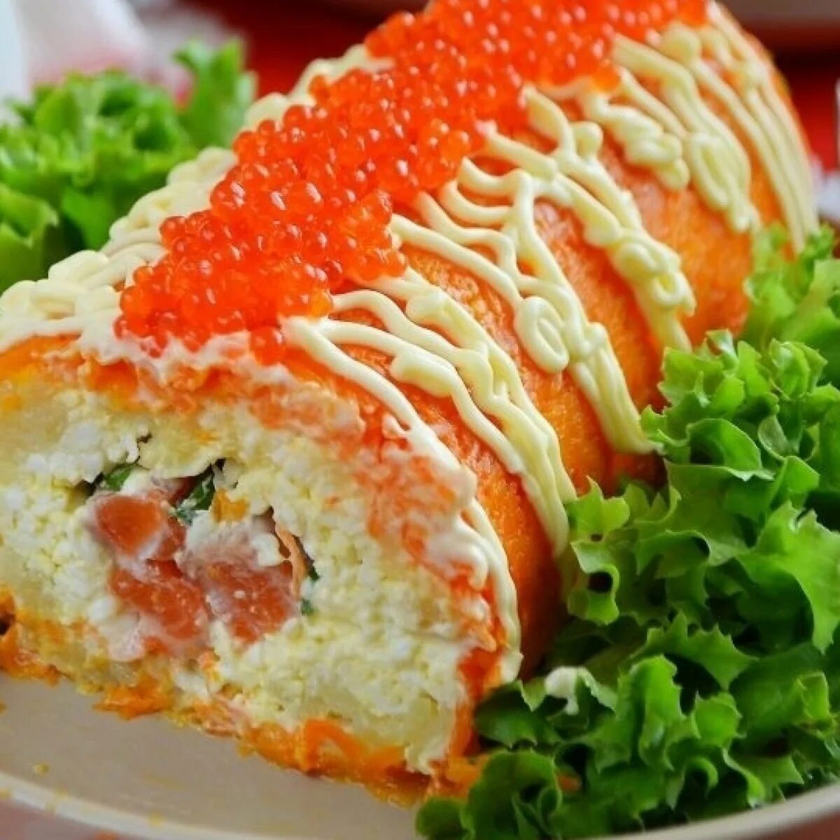 Праздничные салаты. Салат «мужская мечта» с курицей. Красивые салаты на праздничный стол. Красивое оформление. Сытный салат на праздничный стол очень вкусный.