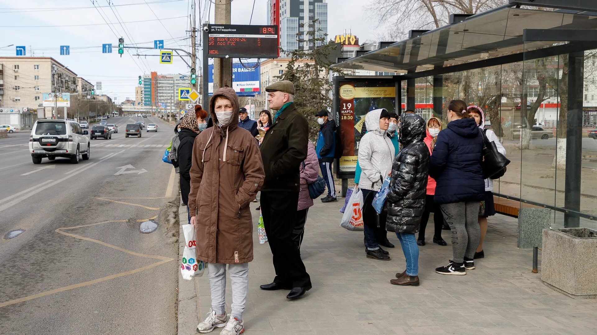 Люди на остановке. Автобусная остановка с людьми. Люди ждут на остановке. Стоит на остановке.