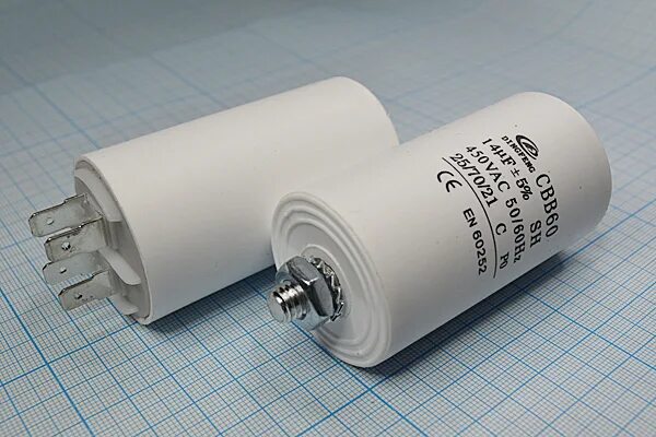 E конденсатора. Конденсатор на электрической схеме. Электрическая ёмкость конденсатора формула плоского конденсатора. Заряд и емкость конденсатора формула. Cbb60 конденсатор 13 мкф.