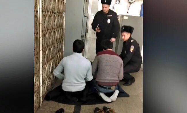 намаз в метро. намаз в метро москвы. молятся в метро. можно ли молиться в общественном месте. можно ли молиться в общественном месте.