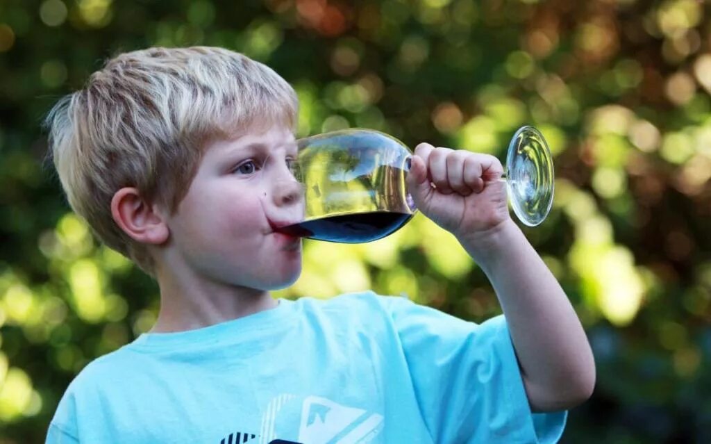 Дети пьют вино. Детский алкоголизм. Дети пьют алкоголь. Подросток с бутылкой. Пьющий ребенок.