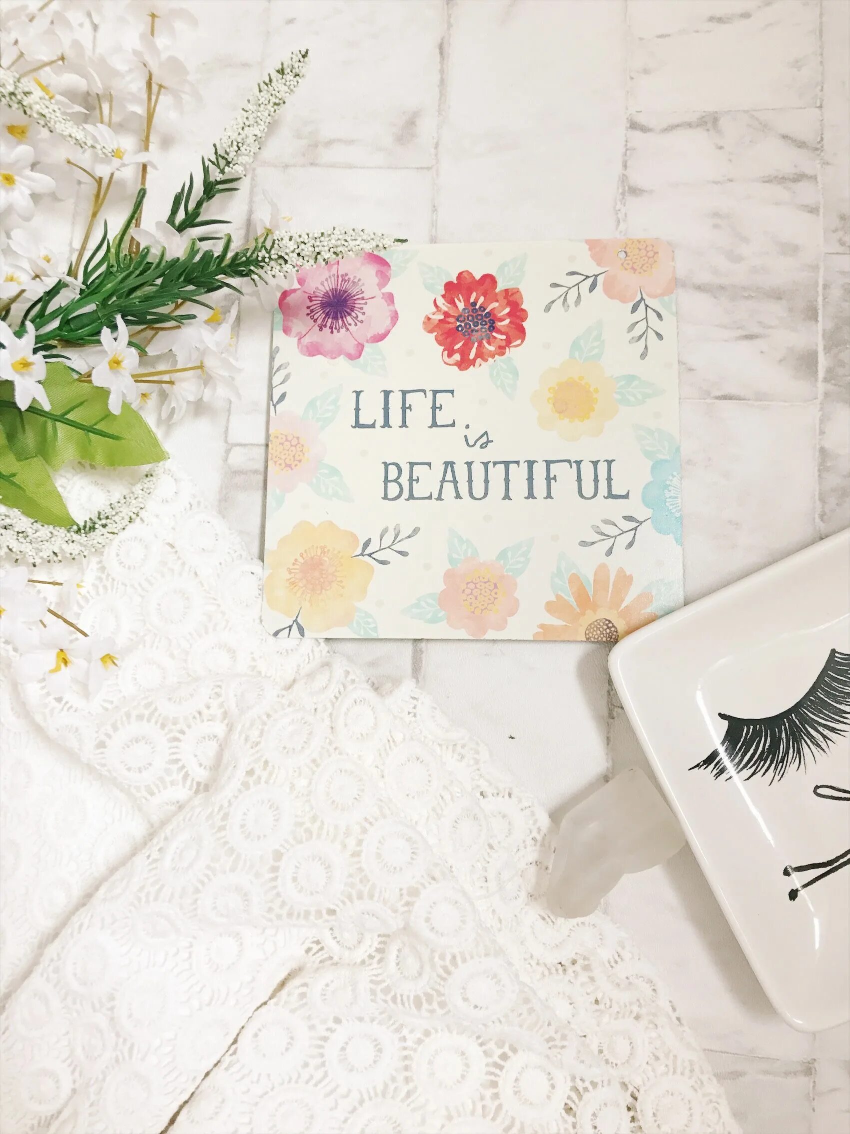 Life is beauty. Life is beautiful картинки. Life is a Beauty.. Beauty Life картинки. Life is beautiful картинки на сером фоне.