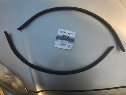 Уплотнитель капота тойота