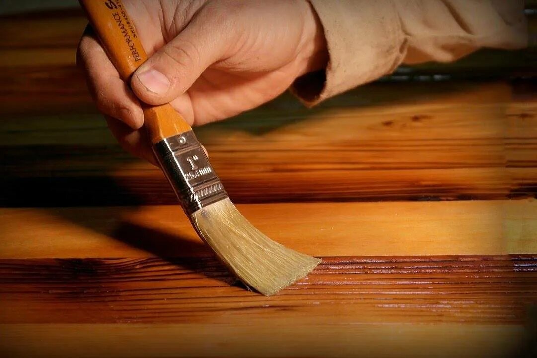 Можно пропитать дерево маслом. Покрытие древесины лаком. Лакирование деревянных поверхностей. Отделка древесины. Лак для покрытия деревянных изделий.