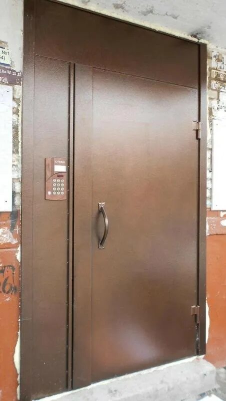 Новые двери в подъездах. Дверь в подъезд с домофоном. входные подъездные двери. дверь подъездная металлическая. подъездная дверь с домофоном.