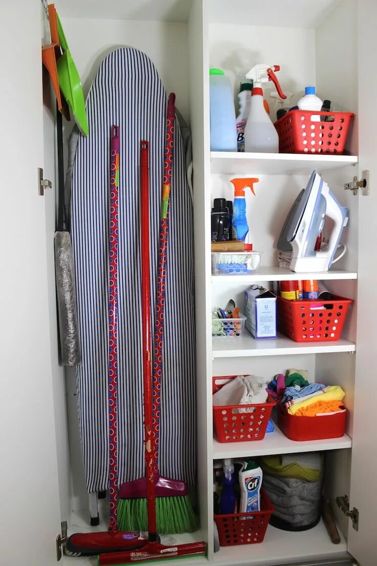 Оборудование для гаража. Комната для инвентаря. Шкаф в кухне для хранения бытовой химии. Помещение уборочного инвентаря. Кладовка для инвентаря.