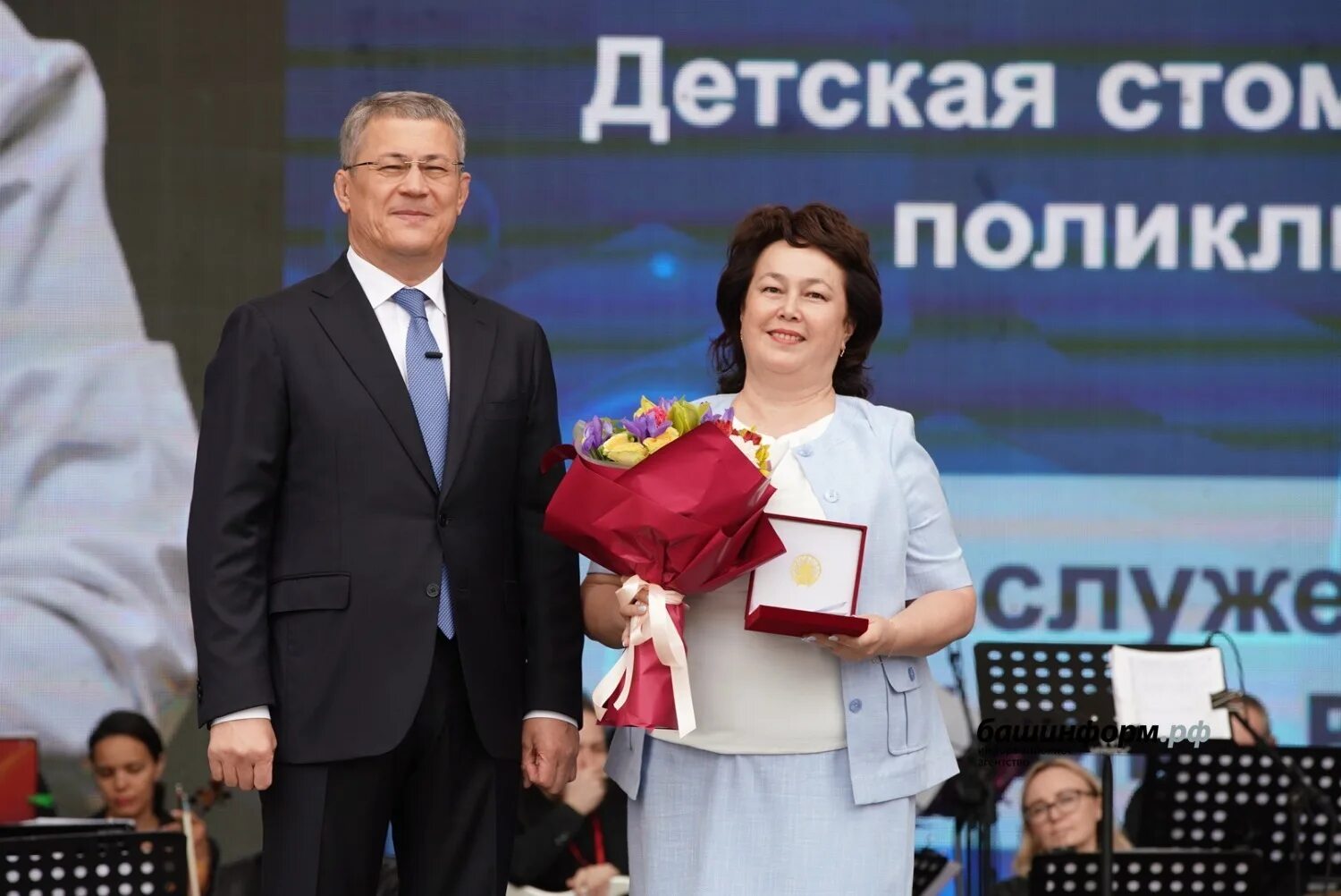 Радий Хабиров наградил медиков. Хабиров наградил семью. Радий Хабиров соцсети фото. Хабиров с супругой фото.