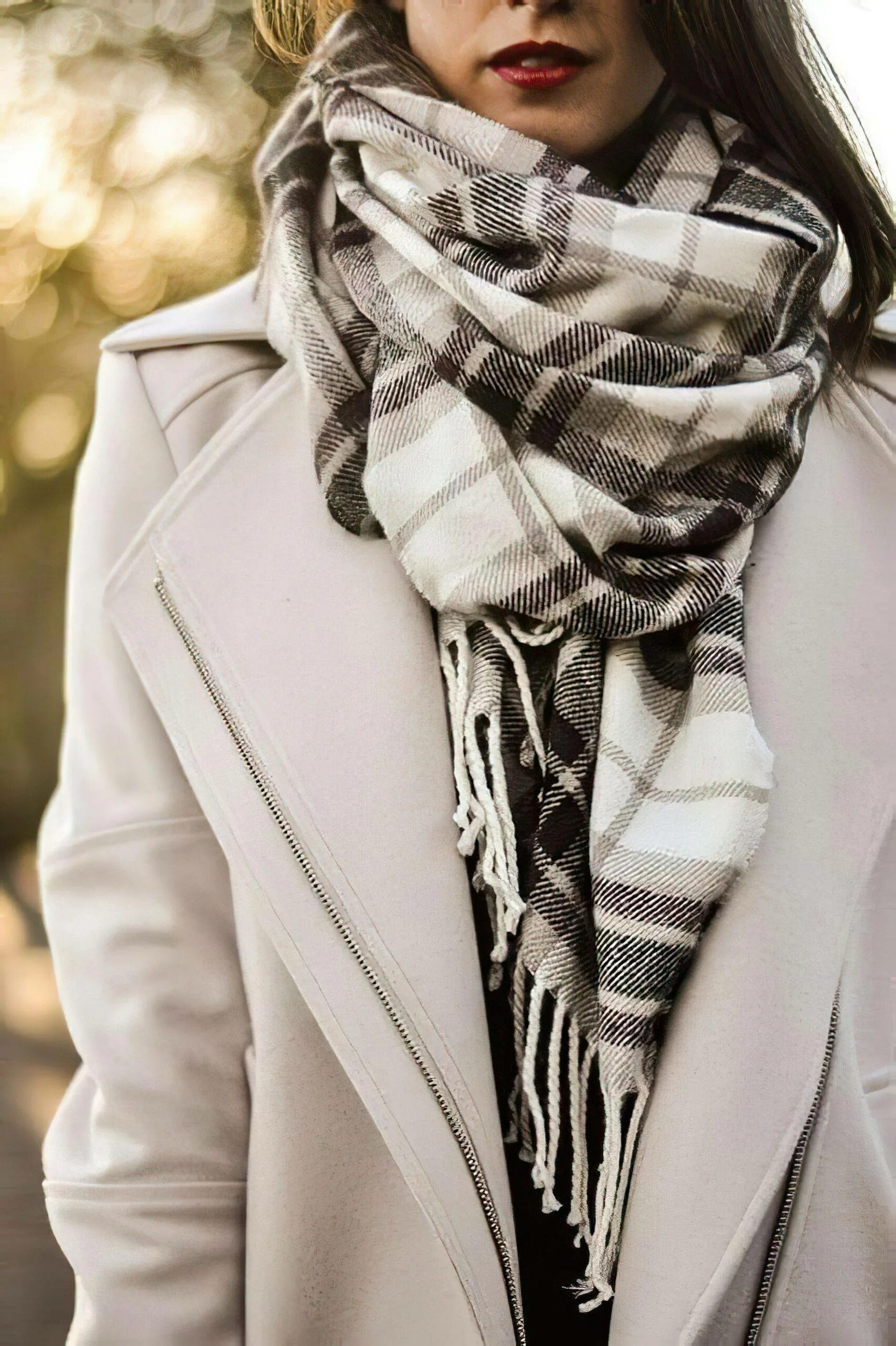 Красиво шарф под пальто. Стильный шарф. Модные шарфы. Шарм модные. Шарф зимний.