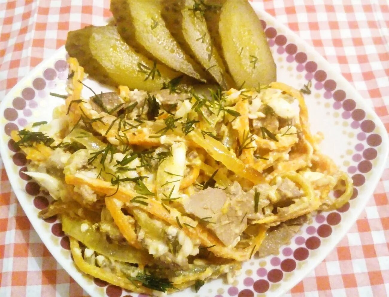 Салат обжорка классический с печенью. Салат с солёными огурцами. Салат с курицей и горошком. Азу по-татарски из говядины. Рецепты из курицы и соленых огурцов.