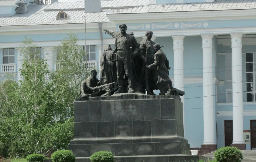 Памятники царицына. Памятник героям обороны красного Царицына Волгоград. Царицинская опера памятник героям Царицина Волгоград. Волгоград памятник оборона Царицына. Памятник напротив Царицынской оперы.