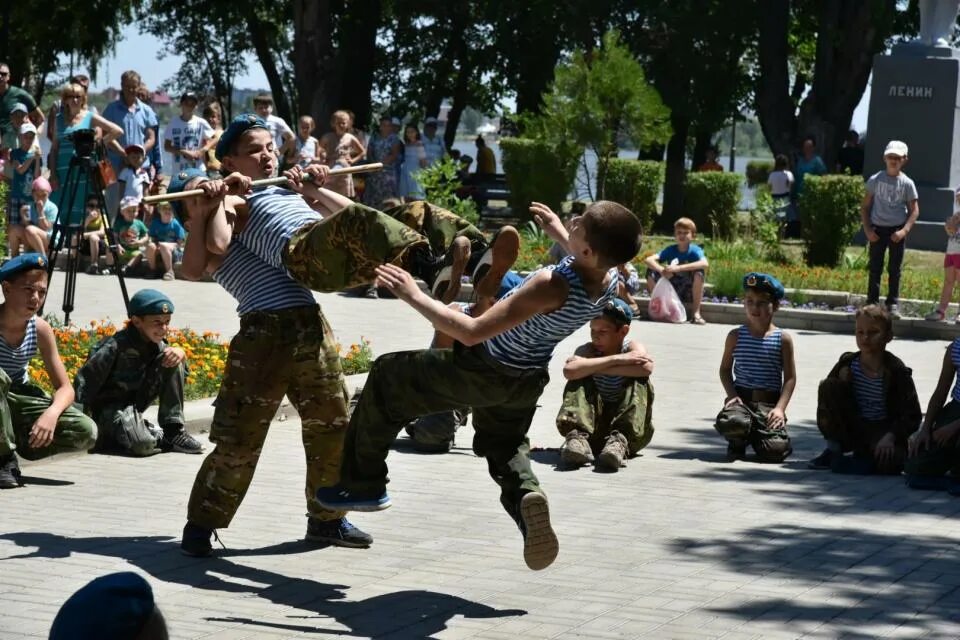 Астрахань день детей. День рыбака в Автозаводском парке. Астраханские праздники день рыбака. Детское мероприятие в Астрахани. День рыбака Астрахань.