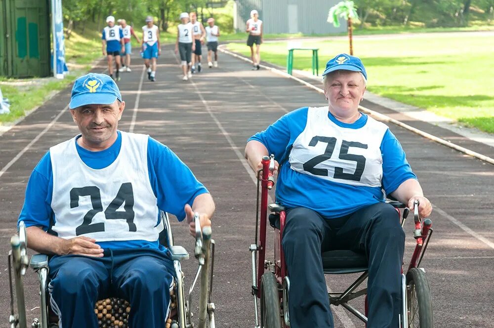 жизнь инвалида. инвалид и здоровый человек. понятие инвалидность реабилитация. дети с неограниченными возможностями. активный образ жизни.