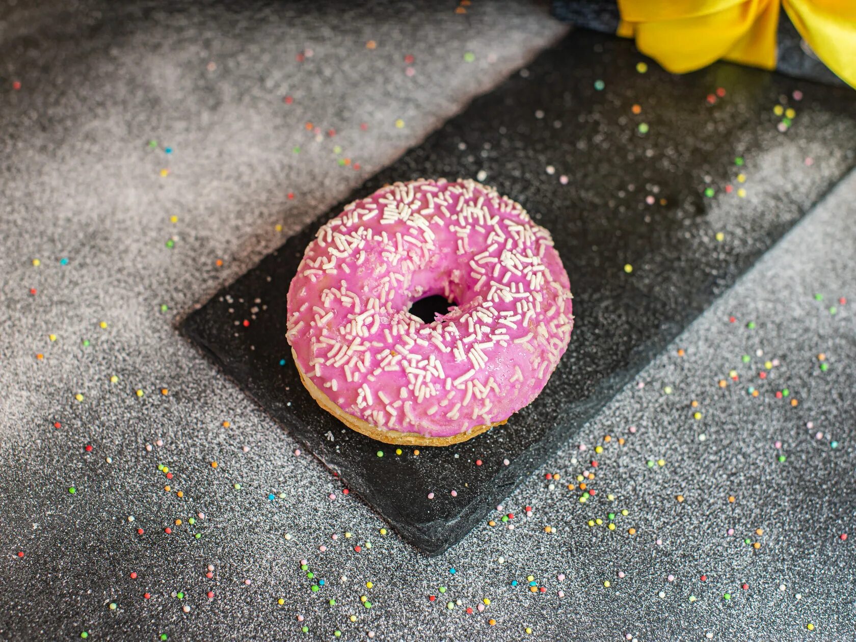 пончик. пончики донатс. розовый пончик. пончики с посыпкой и глазурью. пончик розовый.