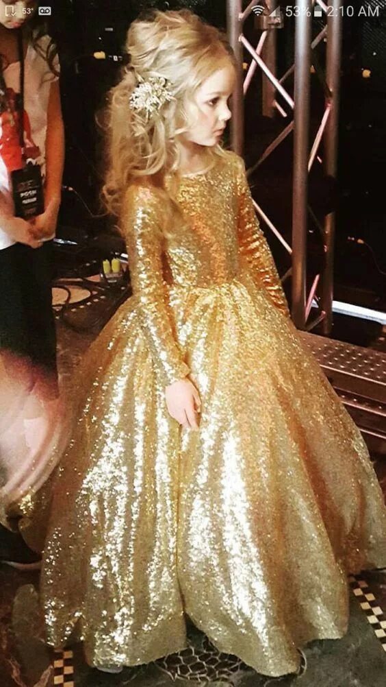 Девочка в золотом платье. Бело золотое платье для девочки. Платье на праздник осени для девочки. Золотистое платье для девочки. Девочка в золотом платье.