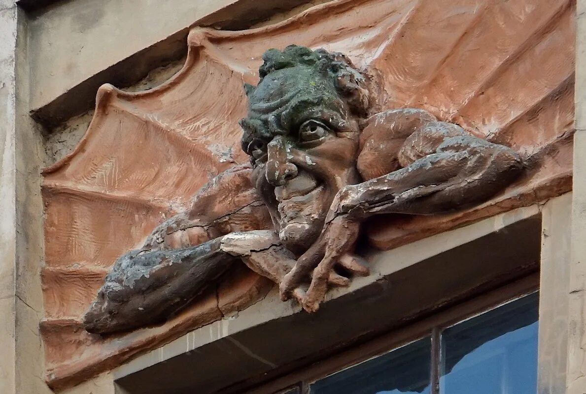 барельеф мефистофеля на лахтинской улице. лахтинская улица 24 мефистофель. барельеф мефистофеля. мефистофель лахтинская 24. барельеф мефистофеля.