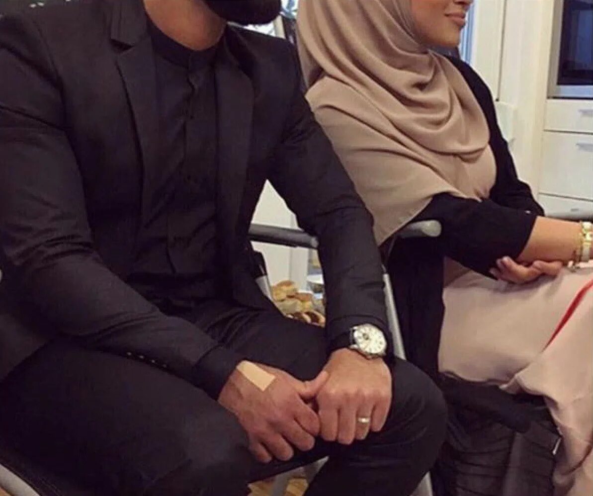 Мусульманские пары. Пары в хиджабе. Парень в хиджабе. Девушка в хиджабе с парнем.
